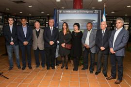 Foto de grupo tras la inauguración de la exposición "La Rosaleda en 75 imágenes". Complejo Polideportivo Universitario. Marzo de 2017