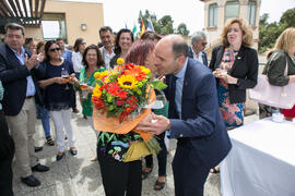 Entrega de flores a Coral Erades. Conmemoración del 30 Aniversario de la Oficina de Transferencia de Resultados de Investigación de la Universidad de Málaga (OTRI). Edificio del Rectorado. Mayo de 2019