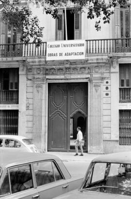 Málaga. Fachada del edificio de la antigua Audiencia Provincial. Obras de adaptación para la instalación del Colegio Universitario de Málaga. Mayo de 1970