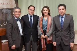 Foto de grupo previa a la mesa de trabajo "Competitividad con rostro humano", durante la jornada del II Día de la Economía Andaluza. Facultad de Ciencias Económicas y Empresariales. Febrero de 2015