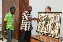 Entrega de tela tradicional africana del alumno Koffi Eric Konan y su padre. Graduación de los alumnos del CIE de la Universidad de Málaga. Centro Internacional de Español. Septiembre de 2014