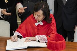 Firma del libro de visitas. Investidura como Doctora "Honoris Causa" de Emilia Casas Baamonde por la Facultad de Derecho de la Universidad de Málaga. Paraninfo. Noviembre de 2022