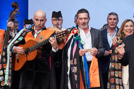 Antonio Banderas con la Tuna de Económicas. Entrega de la distinción "Oikonomos" de la Facultad de Ciencias Económicas y Empresariales de la Universidad de Málaga. Paraninfo. Diciembre de 2024