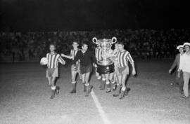 Málaga. Trofeo Costa del Sol. Entrega de la copa al FC Málaga. Estadio de la Rosaleda. Agosto de 1963