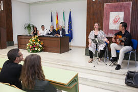 Actuación de Raquel Framit y Daniel Mora en la graduación de alumnos del CIE-UMA el Día del Español. Centro Internacional de Español de la Universidad de Málaga. Junio de 2016