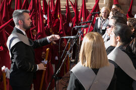 Santiago Jesús Otero Vela dirige el Coro Oficial de la Universidad de Málaga. Acto de la Hermandad de los Estudiantes en la Catedral. Plaza del Obispo, Málaga. Marzo de 2018