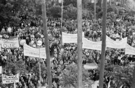 Málaga. Manifestación de júbilo por la decisión del Consejo de Ministros de dotar a la ciudad la Facultad de Ciencias Políticas Económicas y Empresariales ante el Gobierno Civil. Mayo de 1963
