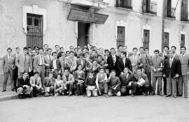 Escuela de Peritos Industriales en calle la Regente. Abril de 1956. Alumnos ante la fachada del centro. Málaga (España)