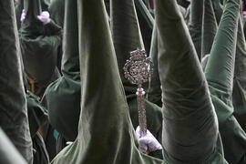 Penitentes. Acto de la Hermandad de los Estudiantes en la Catedral. Plaza del Obispo, Málaga. Abril de 2022