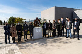 Foto de grupo en la inauguración de la escultura  de José Luis Martín García en la Facultad de Estudios y Sociales y del Trabajo de la Universidad de Málaga. Campus de Teatinos. Marzo de 2021