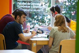 Ambiente en la facultad de Ciencias Económicas y Empresariales. Campus de El Ejido. Mayo de 2015