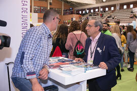 José Ángel Narváez en el estand del Área de Juventud del Ayuntamiento de Málaga. Jornadas de Puertas Abiertas de la Universidad de Málaga. Complejo Polideportivo Universitario. Abril de 2018