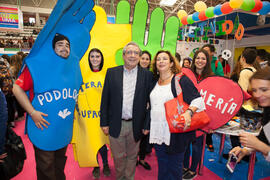 José Ángel Narváez y Teresa Labajos con alumnos. Jornadas de Puertas Abiertas de la Universidad de Málaga. Complejo Polideportivo Universitario. Abril de 2016
