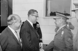 Málaga. Recibimiento de las autoridades civiles, Francisco García Grana, alcalde de Málaga junto a Ramón Castilla Pérez, gobernador civil, al Ministro del Ejército, Pablo Martín Alonso. Mayo de 1963