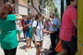 Alumnos subiendo al autobús. Salida desde el Campus de El Ejido. Aventura Amazonia Marbella. Olimpiada Española de Economía, Fase Nacional. Calle Miguel Bueno Lara. Málaga. Junio de 2015