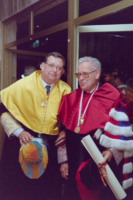 Investidura como Doctor "Honoris Causa" de D. Eduardo García de Enterría por la Universidad de Málaga. Paraninfo. Abril de 1999