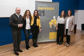 Foto de grupo previa al seminario "Emprende 21" con Míriam García y Sara Carmona. Paraninfo. Noviembre de 2017