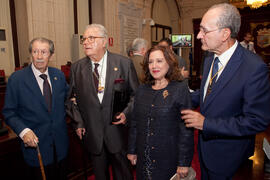 Momentos posteriores a la entrega de la Medalla de la Ciudad y del título de Hijo Predilecto a Eugenio Chicano. Ayuntamiento de Málaga. Octubre de 2014