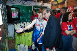 José Ángel Narváez en el estand del Centro de Magisterio "María Inmaculada". Jornadas de Puertas Abiertas de la Universidad de Málaga. Complejo Polideportivo Universitario. Abril de 2016
