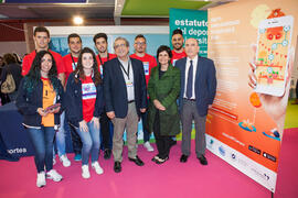 Foto de grupo en el estand de Deporte Universitario. Jornadas de Puertas Abiertas de la Universidad de Málaga. Complejo Polideportivo Universitario. Abril de 2016