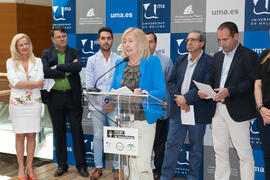 Carmen Beamonte da lectura al manifiesto "Voces contra la homofobia". Rectorado. Mayo 2015