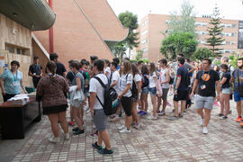 Llegada de alumnado. Examen en el aula Magna de la Facultad de Económicas y Empresariales. Olimpiada Española de Economía, Fase Nacional. Málaga. Junio de 2015