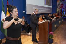 Intérprete de signos. Apertura del Curso Académico 2023/2024 de la Universidad de Málaga. Paraninfo. Septiembre de 2023