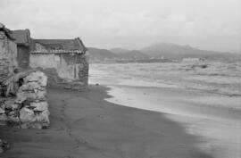 Chabolas destrozadas como consecuencia del temporal de viento en las playas de El Bulto y San Andrés. Málaga. Enero de 1963