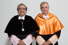 Retrato de José Ángel Narváez y José Emilio Navas previo a su investidura como Doctor "Honoris Causa" por la Facultad de Ciencias Económicas y Empresariales de la Universidad de Málaga. Edificio del Rectorado. Abril de 2017