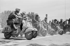 Málaga. Participantes de la V Gran Prueba de Regularidad Vespa desde el área de salida. Junio de 1963