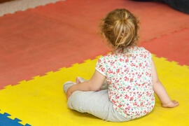 Niña jugando. Escuela Infantil Francisca Luque. Campus de Teatinos. Mayo de 2014