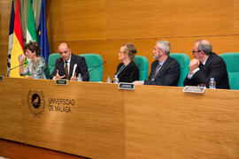Intervención de Juan Antonio González-Iglesias. Homenaje a María Victoria Atencia. Edificio del Rectorado. Diciembre de 2014