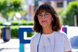 Rosario Gutiérrez presenta la conferencia "Dialogando" con Theresa Zabell. Jardín Botánico de la Universidad de Málaga. Mayo de 2021