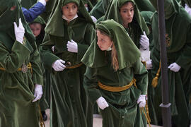 Penitentes en el acto de la Hermandad de los Estudiantes en la Catedral. Plaza del Obispo, Málaga. Abril de 2022