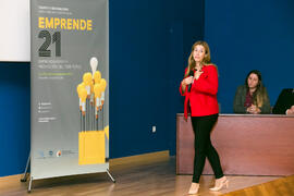 Intervención de una emprendedora en la mesa redonda "Emprendimiento e innovación en promoción del territorio". Seminario "Emprende 21". Paraninfo. Noviembre de 2017