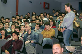 Alumno en el turno de preguntas de la conferencia "Dialogando". Salón de actos de la E.T.S.I Informática  y Telecomunicaciones. Abril de 2017