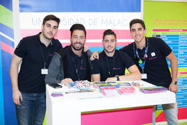 Voluntariado del estand de Destino UMA. Jornadas de Puertas Abiertas de la Universidad de Málaga. Complejo Polideportivo Universitario. Abril de 2016