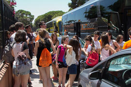Alumnos bajando del autobús. Aventura Amazonia Marbella. Olimpiada Española de Economía, Fase Nacional. Marbella. Junio de 2015