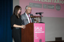 Lola Fenech y Eduardo Bandera presentan la Gala del Deporte Universitario. Escuela Técnica Superior de Ingeniería de Telecomunicaciones. Junio de 2015