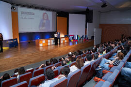 Carmen Rosa García presenta la conferencia "Dialogando" con Clara Grima. Escuela de Ingenierías Industriales de la Universidad de Málaga. Mayo de 2024