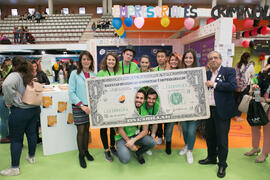 José Ángel Narváez y Encarnación Cañadas en el estand de Empresariales con sus voluntarios y voluntarias. Jornadas de Puertas Abiertas de la Universidad de Málaga. Complejo Polideportivo Universitario. Abril de 2018
