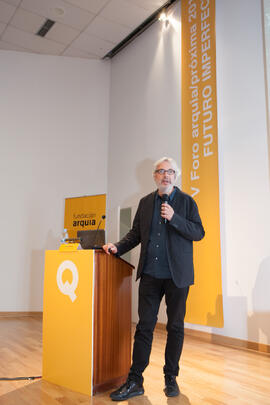 Conferencia "Avanzar mirando hacia atrás", de Jordi Badia. V Foro Arquia/Próxima 2016: Futuro Imperfecto. Paraninfo. Octubre de 2016