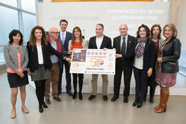 Foto de grupo tras la presentación del décimo de lotería conmemorativo del 50 Aniversario de la Facultad de Económicas. Diputación Provincial de Málaga.Facultad de Ciencias Económicas y Empresariales. Abril de 2016