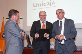 Entrega de libro de firmas conmemorativo en el homenaje de Unicaja a la Facultad de Económicas. Paraninfo. Abril 2015
