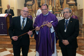 Entrega del bastón de mando de la Universidad de Málaga a la Cofradía de los Estudiantes. Misa de Lunes Santo. Iglesia de San Agustín. Abril de 2019
