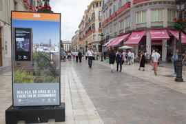 Exposición "Málaga, 50 años de la Facultad de Económicas". Calle Larios. Junio de 2015