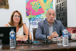 Javier Iván Noriega presenta la conferencia de Pilar Corrales. Curso "Arqueología subacuática y turismo: una ventana azul al pasado". Cursos de Verano de la Universidad de Málaga. Málaga. Julio de 2018