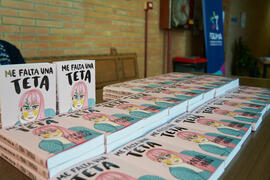 Stand de venta. "Dialogando" con Raquel Haro. Facultad de Psicología y Logopedia de la Universidad de Málaga. Febrero de 2022