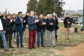 Asistentes a la inauguración de la "primera arbolada" en la Universidad de Málaga. Escuela Técnica Superior de Ingeniería Industrial. Enero de 2020