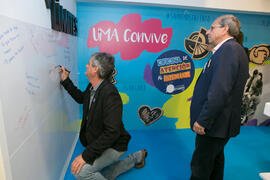 José Francisco Murillo firma en el mural de estand de UMA Convive. Jornadas de Puertas Abiertas de la Universidad de Málaga. Complejo Polideportivo Universitario. Abril de 2018